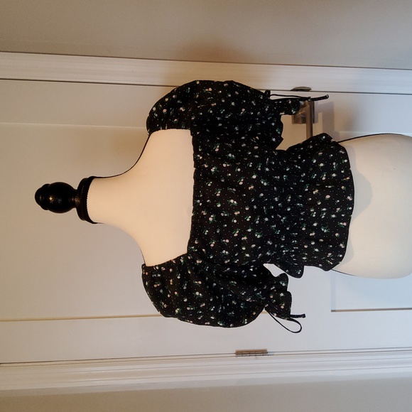 Divided Black Cropped Shoert sleeve top with square neckline size small - Picture 2 of 4